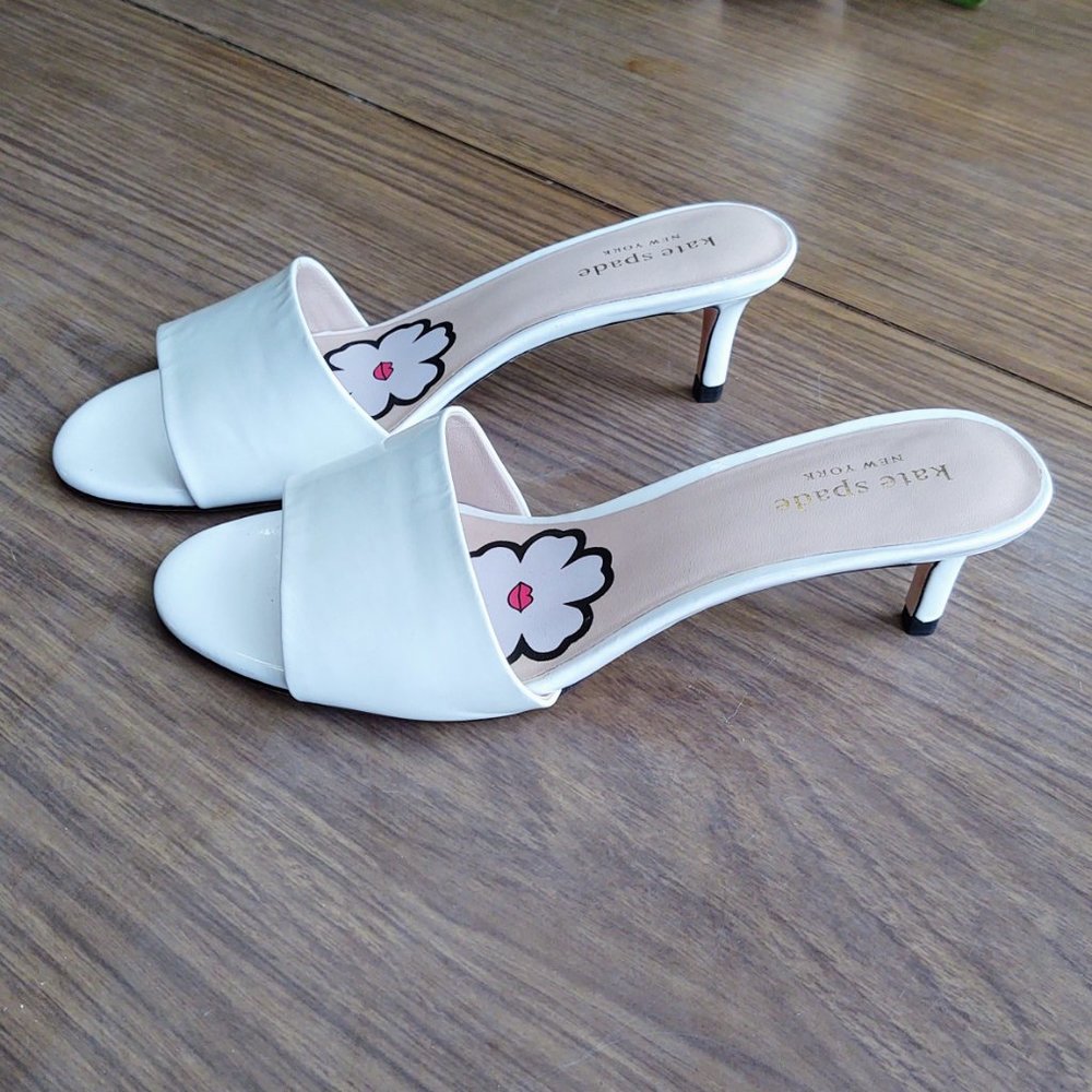 KATE SPADE NY WHITE PATENT LEATHER SANDALS MULES, SIZE 6, EUC